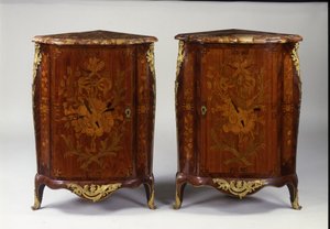 Paar Louis-XV-Marketerie-Eckschränke von Pierre Roussel