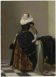 Porträt einer reich gekleideten jungen Dame, ganzfigurig, vor einem drapierten Tisch