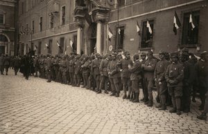 Album "Die GM R. Armee (Erster Weltkrieg)": Militärtruppen in einer Straße in der Stadt Ravenna, festlich geschmückt mit der Trikolore an den Fenstern von Pietro Bezzi