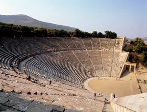 Ansicht des Theaters von Epidaurus, realisiert von dem Architekten Polyklet dem Jüngeren in Griechenland