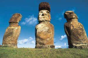 Moai-Statuen, Rapa Nui Nationalpark, Osterinsel, Chile von Polynesian Polynesian