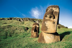 Moai-Statuen, Rapa Nui Nationalpark, Osterinsel, Chile von Polynesian Polynesian
