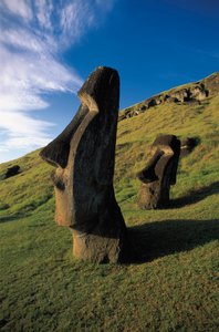 Moai-Statuen, Rapa Nui Nationalpark, Osterinsel, Chile von Polynesian Polynesian