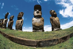 Moai-Statuen, Rapa Nui Nationalpark, Osterinsel, Chile von Polynesian Polynesian