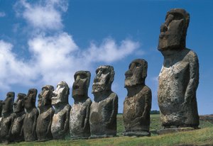 Moai-Statuen, Rapa Nui Nationalpark, Osterinsel, Chile von Polynesian Polynesian