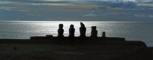 Moai-Statuen, Rapa Nui Nationalpark auf der Osterinsel, Chile von Polynesian Polynesian
