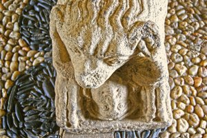 Löwe, der einen Mann frisst, Sockel des Sarkophags von D. Afonso Pires, ehemaliger Bischof von Porto, Lamego, Portugal ca. 1372