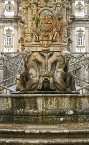 Mythische Atlanten am Sockel eines Obelisken, Lamego, Portugal. 1738