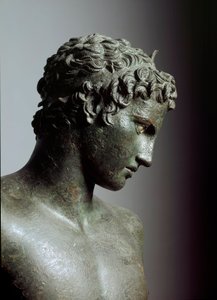 Griechische Kunst: „der junge Mann von Marathon“ (Ephebe) Statue des Hermes als Jugendlicher oder junger Athlet. (Detail) Bronzeskulptur von Praxiteles (4. Jahrhundert v. Chr.), 330 v. Chr. Athen, Nationales Archäologisches Museum