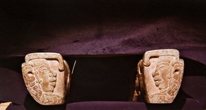 (Detail) Joch, verwendet bei zeremoniellen Ballspielen, Vera Cruz von Pre Columbian Pre Columbian