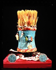 Gefiederter Kopfschmuck und Ohrringe, aus Chancay, Peru von Pre Columbian Pre Columbian