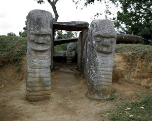 Megalithische Skulptur von zoomorphen Karyatiden