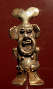 Präkolumbianische Kunst, Quimbaya-Zivilisation (Kolumbien): anthropomorphe Goldstatuette, die einen Mann mit einem Ring in der Nase darstellt. 400-1400 n. Chr. Bogotá, Museo de Oro, Kolumbien von Pre Columbian Pre Columbian