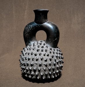 Präkolumbianische Kunst, Cupisnique-Zivilisation: Vase in Form eines Käfers und Granatapfels. 300 v. Chr.-100 n. Chr. Lima, Nationalmuseum für Anthropologie und Archäologie, Peru