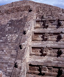 Präkolumbianische Zivilisation: Blick auf die Stätte von Teotihuacan: der Tempel von Quetzalcoatl oder Tempel der gefiederten Schlange. Mexiko von Pre Columbian Pre Columbian