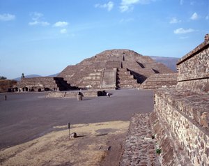 Präkolumbische Zivilisation: Blick auf die Stätte von Teotihuacan: der Tempel (oder Pyramide) des Mondes