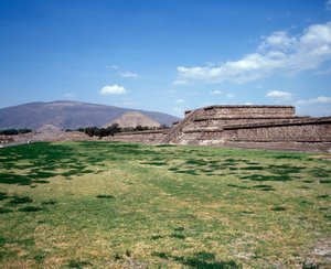 Präkolumbianische Zivilisation: Blick auf die Stätte von Teotihuacan (300 v. Chr. - 600 n. Chr.): der Tempel (oder die Pyramide) der Sonne. Mexiko