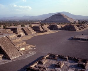Präkolumbische Zivilisation: Blick auf die Stätte von Teotihuacan (300 v. Chr. - 600 n. Chr.): der Tempel (oder die Pyramide) der Sonne. Mexiko
