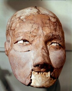 Neolithische Kunst: Menschlicher Schädel aus der Steinzeit (6000-4000 v. Chr.). Aus Jericho, Archäologisches Museum, Amman, Jordanien von Prehistoric Prehistoric