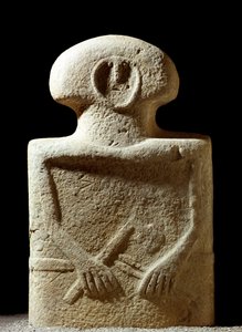 Prähistorische Kunst: Statue einer menschlichen Figur aus der Eisenzeit vom Fundort Lunigiana bei La Spezia, Italien. 1100-800 v. Chr. La Spezia, Museo Comunale della Civilta Lunigiana von Prehistoric Prehistoric
