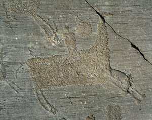 Vorgeschichte, Camunni-Zivilisation, Felskunst: Grabfelsen, der einen Krieger zu Pferd mit einem Schild darstellt. Zeitraum zwischen dem Neolithikum und der Bronzezeit. Capo di Ponte, Nationalpark der Felszeichnungen von Naquane, Valcamonica, Italien von Prehistoric Prehistoric