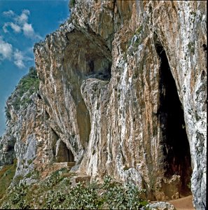 Prähistorisch: Die Höhlen von Balzi Rossi im Weiler Grimaldi in der Gemeinde Ventimiglia, Italien, bewohnt im Paläolithikum