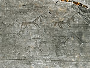 Vorgeschichte, Zivilisation der Camunni, Felskunst: ein Grabfelsen mit einer Jagdszene, ein Jäger schwingt einen Speer. Zeitraum zwischen dem Neolithikum und der Bronzezeit. Capo di Ponte, Parco nazionale delle incisioni rupestri di Naquane, Valcamonica, V von Prehistoric Prehistoric
