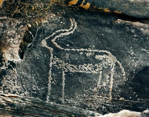 Felskunst: Grabstein mit Darstellung einer Antilope. Steinzeit 5000-2000 v. Chr. Taghit, Hochplateau von Hoggar, Algerien von Prehistoric Prehistoric