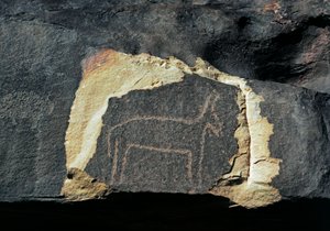 Vorgeschichte, Felskunst: Grabfelsen mit Darstellung einer Antilope. Steinzeit 5000-2000 v. Chr. Taghit, Hochplateau von Hoggar (Ahaggar), Algerien von Prehistoric Prehistoric