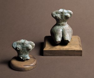 Vorgeschichte: kleine Idol (links) aus dem mittleren Neolithikum. Rekonstruktion rechts. Aus der Caverna Delle Arene in Candide (Ligurien). Pegli, Museo Villa Pallavicini