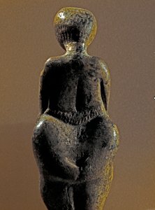 Prähistorie: Statue einer Gravettien-Frau vom Fundort Kostenki (Voronezh Oblast). 30000-25000 v. Chr. Oberes Paläolithikum, Steinzeit