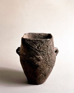 Vorgeschichte: Terrakottavase mit quadratischer Öffnung aus dem Neolithikum aus der Caverna Delle Arene in Candide (Ligurien). Pegli, Museo Villa Pallavicini von Prehistoric Prehistoric