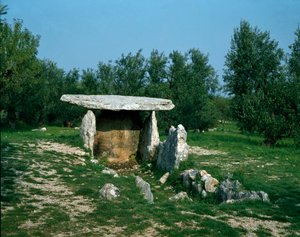 Prähistorie: Ansicht des Dolmens von Chianca mit seinem Eingangskorridor, Steinzeit, Neolithikum