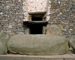 Ansicht des Eingangs des prähistorischen Denkmals in Newgrange, 3200 v. Chr.