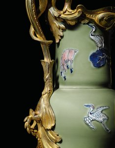 Einer von einem Paar Louis XV Kannen, Porzellan 1662-1722, Montierungen ca. 1745-49