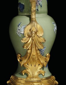 Eine von einem Paar Louis XV Kannen, Porzellan 1662-1722, Montierungen ca. 1745-49