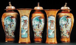 Ein cafe au lait Grund famille rose fünfteilige Garnitur, Qianlong-Periode