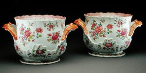 Ein Paar famille rose Weinkühler, ca. 1775 von Qing Dynasty Chinese School