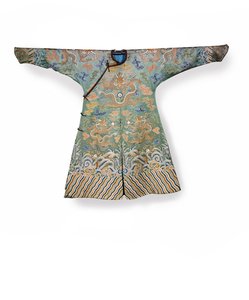 Celadon Seidenhofkleid für eine kaiserliche Prinzessin, Jifu, China von Qing Dynasty Chinese School