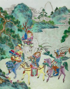 Detail von einem Paar kaiserlicher Famille-Rose-Vasen