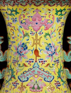 Detail aus einem Paar kaiserlicher Famille-Rose-Vasen von Qing Dynasty   Jiaqing Period Chinese School