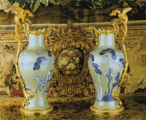 Ein Paar Louis XV Kannen, Porzellan 1662-1722, Montierungen ca. 1745-49
