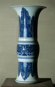 Blau-weiße Porzellanvase