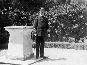 König Georg I. von Griechenland 1845-1913 in seinem Garten in Athen, 1908