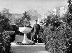 Prinz Konstantin 1868-1923, der Herzog von Sparta, in seinem Garten in Athen, 1908