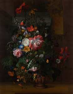 Rosen, Winden, Mohnblumen und andere Blumen in einer Urne auf einem Steinsims