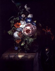 Rosen und andere Blumen in einer Glasschale