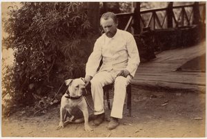 Robert Hotz Esquire und Bulldogge