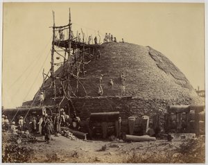 Sanchi-Stupa von Südwesten während der Reparaturen von Raja Deen Dayal