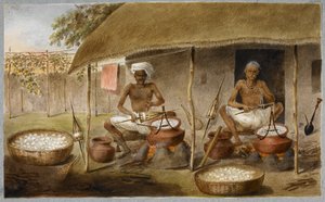 Zwei Männer sitzen vor einer Hütte und ziehen Seide aus Kokons und wickeln sie auf Spindeln, indem sie die Kokons in Wasser kochen, ca. 1820
